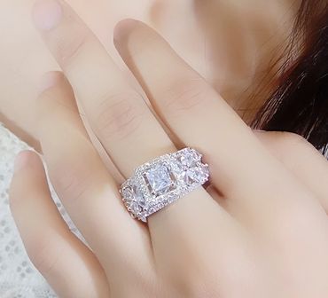 Elegant diamond-style ring with a sparkling center stone and premium for a luxurious look.