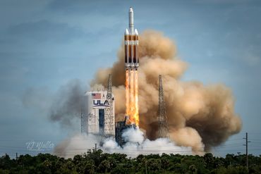 NROL-70 Delta IV Heavy Clearing the Tower (4702D500)