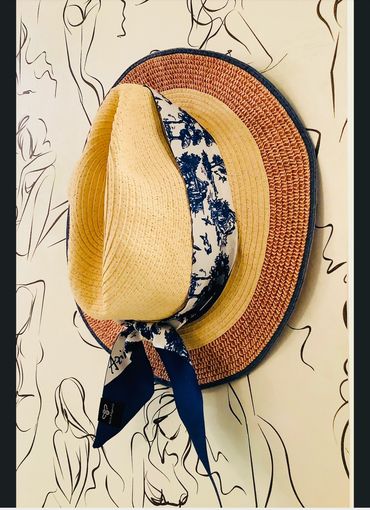 This iconic long & thin twilly in silk scarf.
size 5*cm x 86*cm
Colors in Blue , Black and Hot Pi