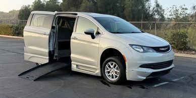 2017 Chrysler Pacifica Touring's photo