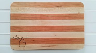Cutting board in cherry and hard maple with Michigan outline