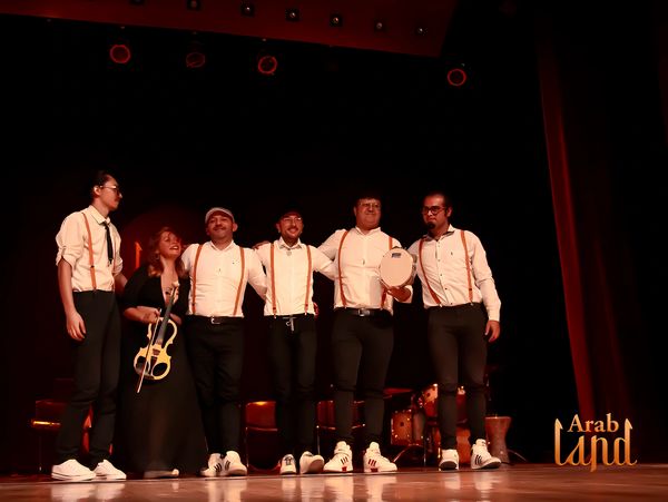 Grupo musical en el escenario tras una presentación.