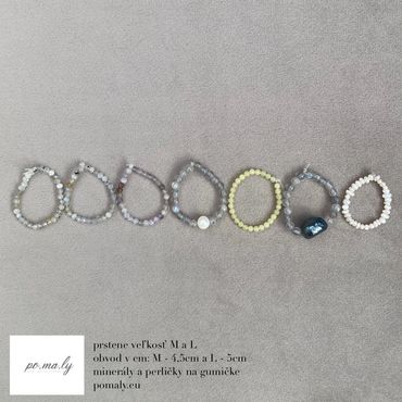 Prstienky z minerálov, niektoré zdobené perličkami.
