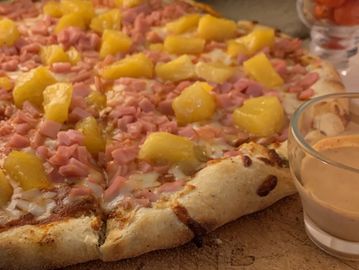 Pizza con jamón y piña