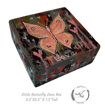 "Little Butterfly Love Box"

3.5" x 3.5” x 1.5" tall
Original art
Solid Wooden box, painted in Acryl
