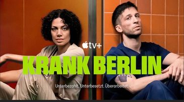 PHOTO OF KRANK BERLIN- ER BERKLIN WITH 2 CAST MEMMBERS
