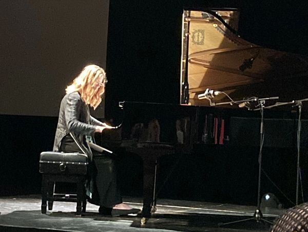 Janis Mercer performing in Leicester, UK.
