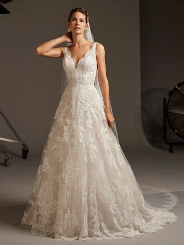 Scallop lace  V Neck ball gown