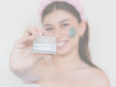 Chica con su rutina de Skin Care y la mascarilla verde Para piel con tendencia al acné