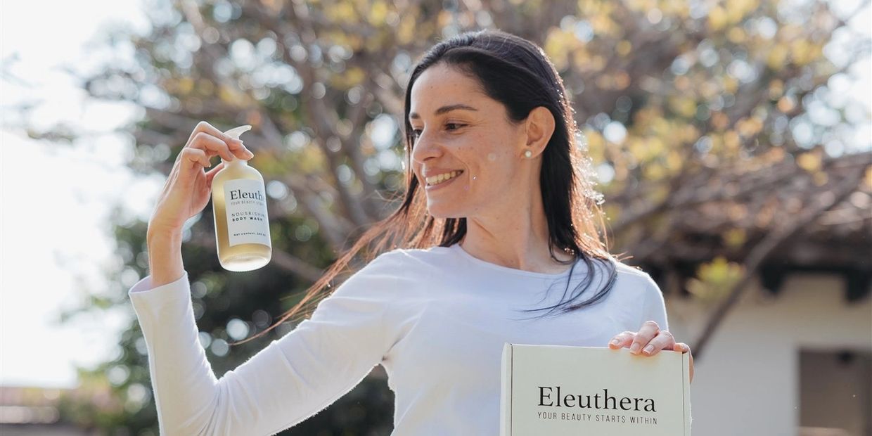 Mujer contenta mostrando su Jabón Orgánico Corporal Nutritivo de Eleuthera