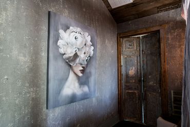 Photo of woman's flowery hat in Grey Room at Hotel Lucy in Granbury, TX