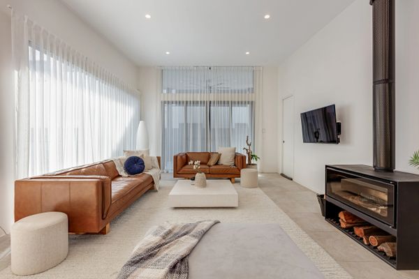 Lounge room, fireplace,