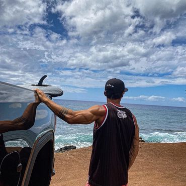 Enjoy the Day full of Aloha and island vibes. Relax seaside and take in the beautiful ocean scenery o