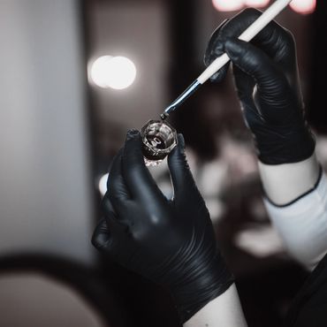 pot et pinceau avec de la tinture a cils et a sourcils