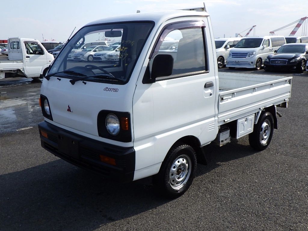 Mitsubishi Minicab Kei truck with detailed English service manual on OIWA site facing left 2