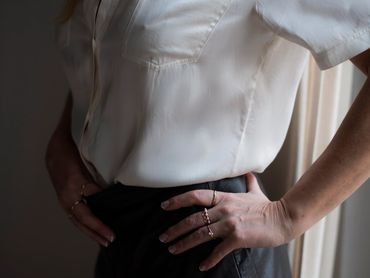 Hartes Nippel Frau steht in Leder Rock top privat Escort