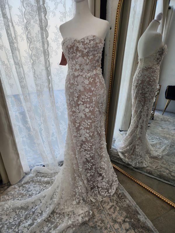 Wedding gown second hand on a mannequin
