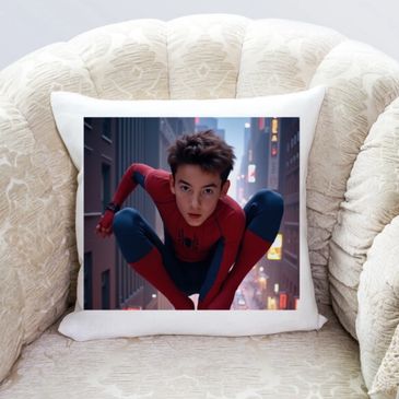 Kişiye özel Spiderman tasarımı yapılmış ve tasarım yastık kılıfına baskı olarak uygulanmış.