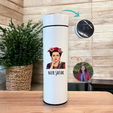 Kişiye Özel Dijital Göstergeli Süzgeçli Beyaz Termos üzerinde Kahlo Frida resmi var.