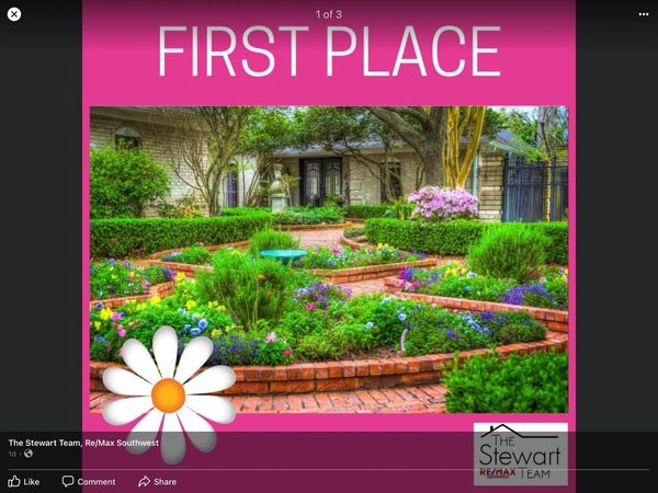 After  a lovely meal, the ladies took a tour of the Schomburg's award wining gardens..