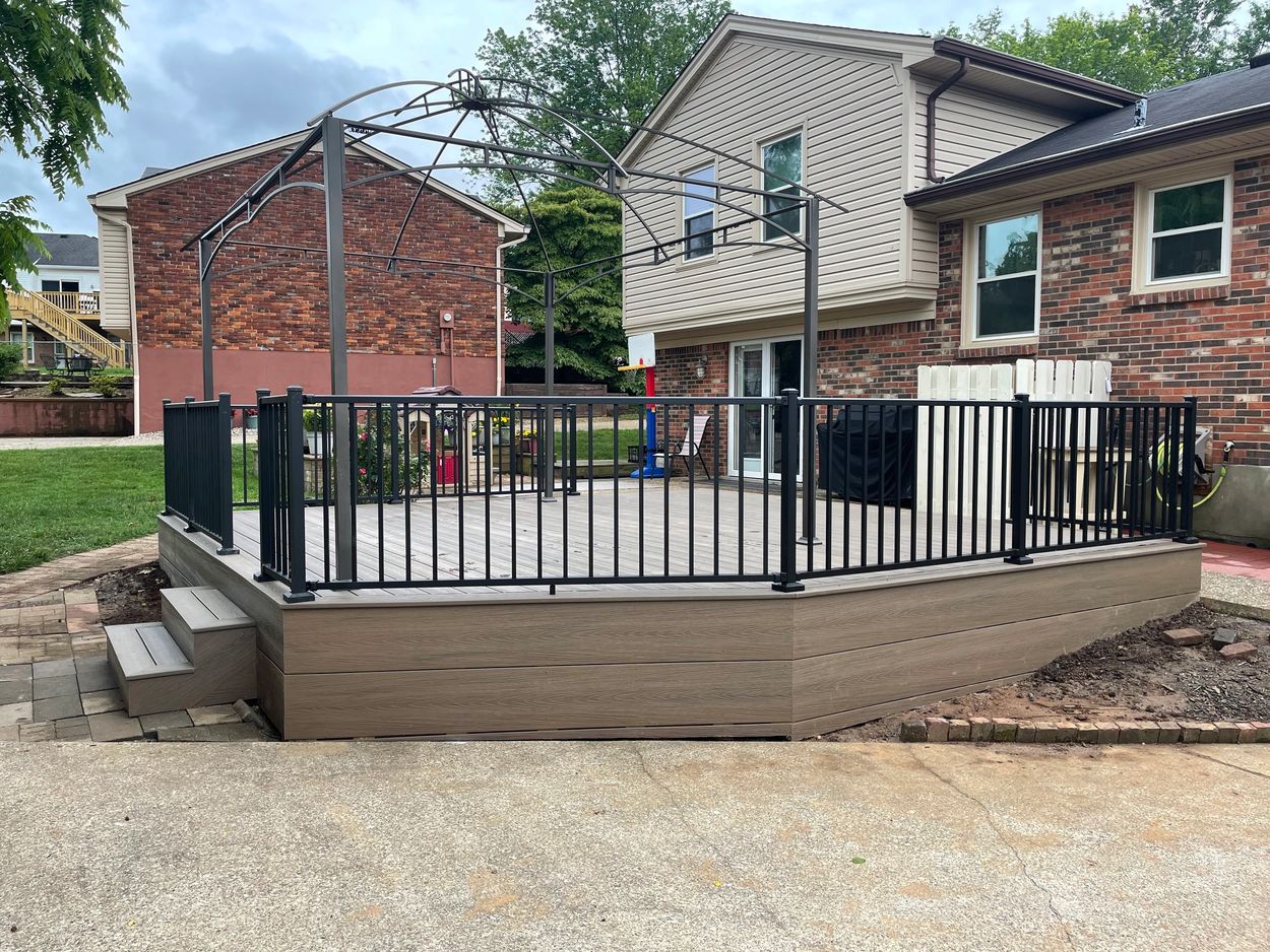 Composite Deckorators, Sandbar with Westbury Black Aluminum Railing