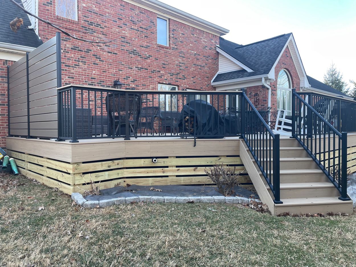 Composite deck with 6'x12' privacy screen and aluminum railing with drink rail