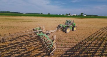 John Deere tractor applying manure with a dragline and injection toolbar for E&J Custom Ag Pumping in Northwest Ohio.