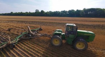 John Deere tractor applying manure with a dragline and injection toolbar for E&J Custom Ag Pumping in Northwest Ohio.