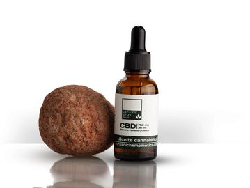 aceite de cbd de organic hemp mexico botella de 750 mg con piedra redonda