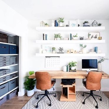 Natural colour palette accompanied with blue accents and leather chairs that tie it all together