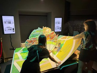 Гости разгръщат карта с кварталите на Пловдив във Fantasy Не-Музеят.