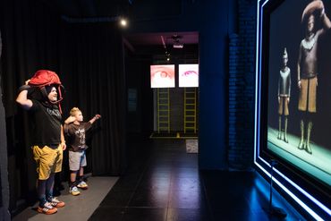 Посетители участват в потапящо преживяване в интерактивния музей в Пловдив.