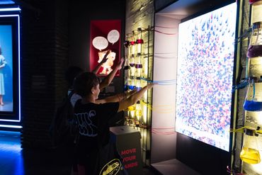 Дете играе с цветна интерактивна инсталация в интерактивния музей в Пловдив.