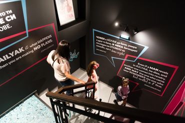 Посетители четат комикс текстове по стълбище във Fantasy Не-Музеят на Пловдив.