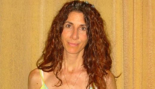 Picture of Robbin, gold background.