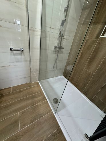 Timber effect porcelain
Shower tray , dual head rainfall shower