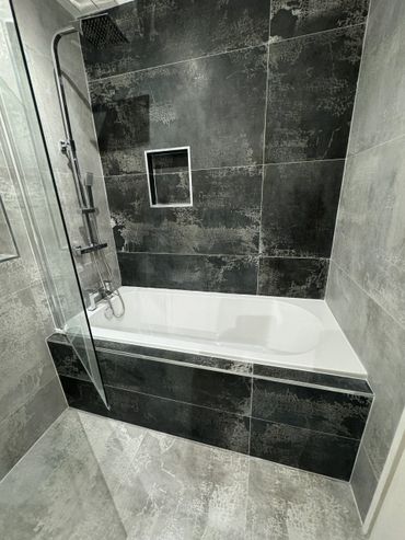 Metallic porcelain tile
Rainfall shower
Shower recess