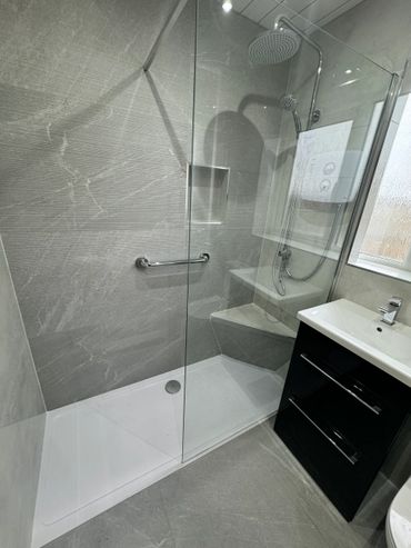 Grey porcelain tile
Shower tray
Electric shower