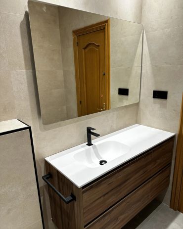 Después · Lavabo y espejo