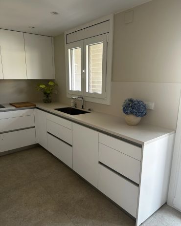 Después · Cocina y almacenamiento
Vista de la nueva distribución con mayor capacidad de almacenaje y