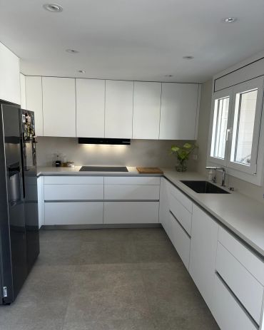 Después · Cocina reformada
Nueva cocina con mobiliario blanco, distribución actualizada y líneas más