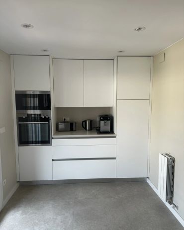 Después · Zona de electrodomésticos
Integración de electrodomésticos y nuevo mobiliario en la cocina