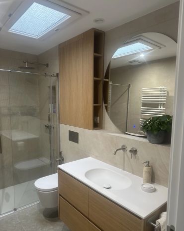 Después · Baño reformado
Nueva composición del baño con revestimientos claros y mobiliario suspen