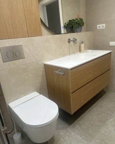 Después · Zona de ducha
Vista de la nueva ducha y acabados finales del baño reformado.