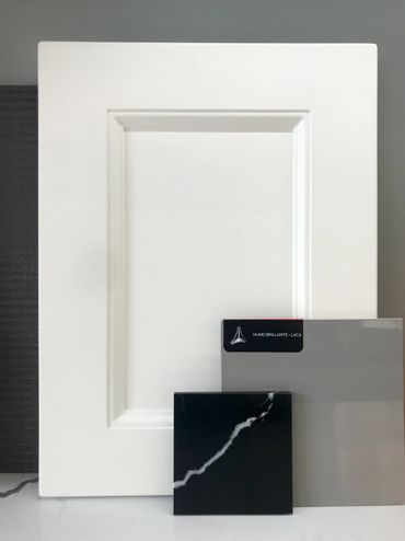 TRADITIONAL DOOR in White matte lacquer with proposal for island in grey matte and countertop.