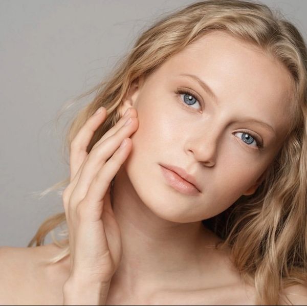 Photo of a blonde woman with brown eyelash extensions. Lash salon in Jupiter Florida best lashes in