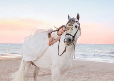 Niña durante una sesión de Primera Comunión en Orihuela Costa montando caballo pre