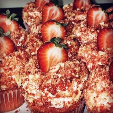 Strawberry Crunch cupcakes