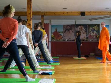 Vježbanje asana pod vodstvom Swami Vivekpurija