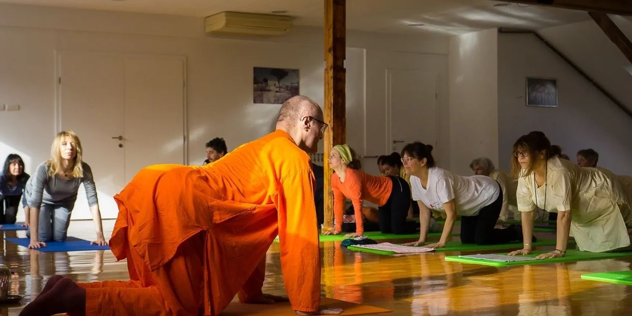 Sarvahita asane mačka pod vodstvom Swami Vivekpurija